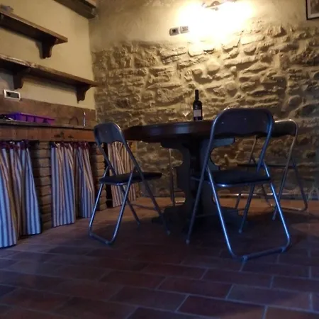 Santa Vittoria Sleeps 4 *
